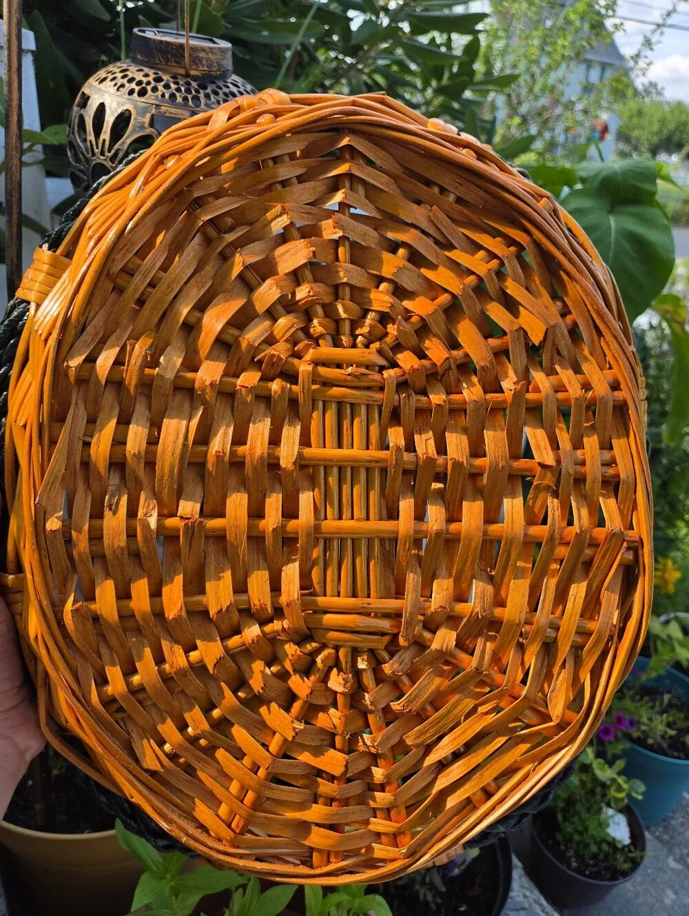Beautiful unbranded wicker basket with ombre, trim and wooden handles EUC